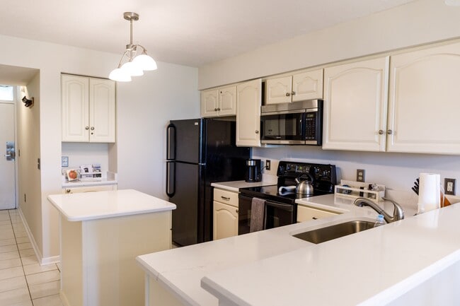 Building Photo - 7600 Palmetto Dr
