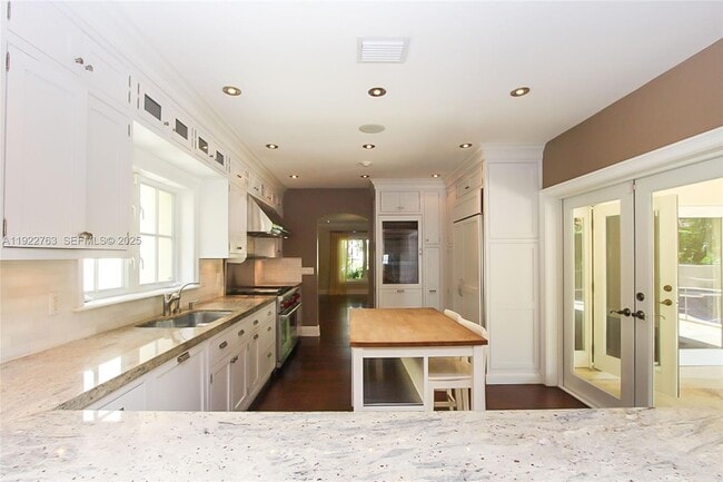 Building Photo - 1400 Alberca St