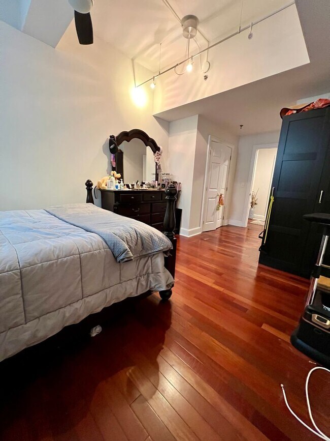 Building Photo - Stunning 1-Bedroom Condo at the Ellington ...