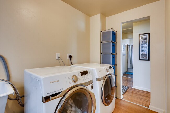 Building Photo - 216 S Irving St