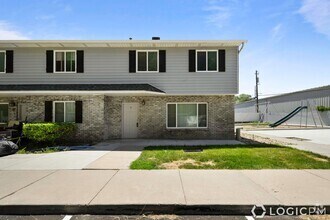 Building Photo - Stunning Row-End Townhome In Great Location!