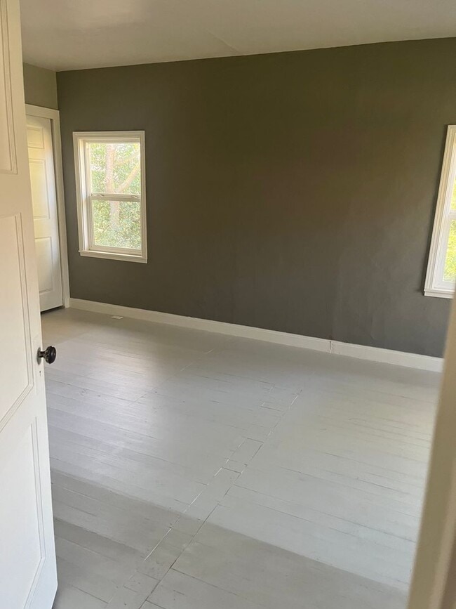 Building Photo - 2 bedroom 2 bath Country House with Big Den