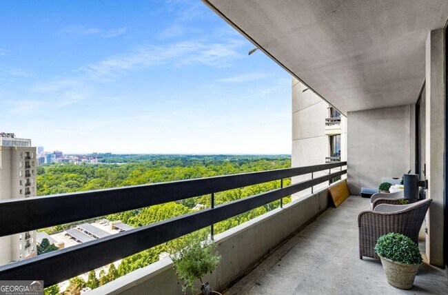 Building Photo - 2660 Peachtree Rd NW