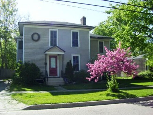 Primary Photo - 416 Oak St- 4/5 Bedroom Duplex near WMU Ca...