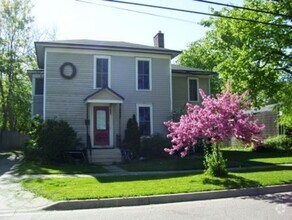 Building Photo - 416 Oak St- 4/5 Bedroom Duplex near WMU Ca...