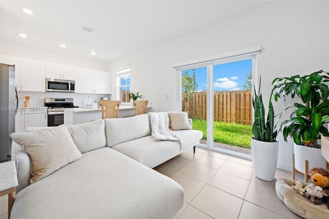 Building Photo - 2400 SE 29th St