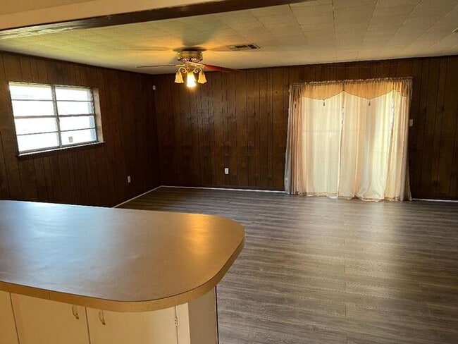 Building Photo - **Very nice brick house with garage**