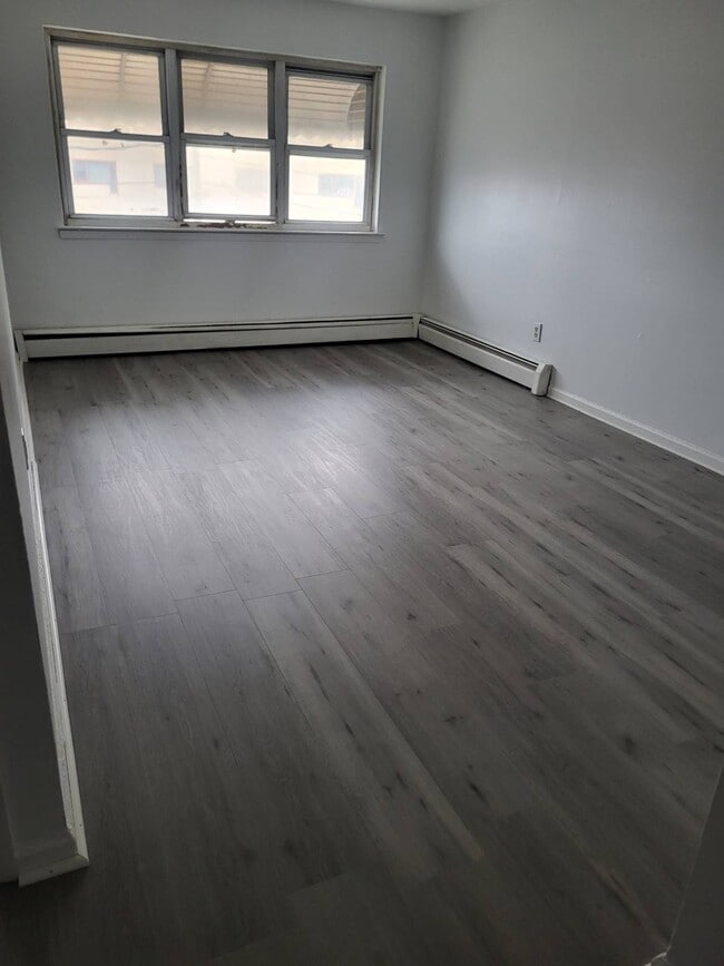 Building Photo - 726 Soundview Ave