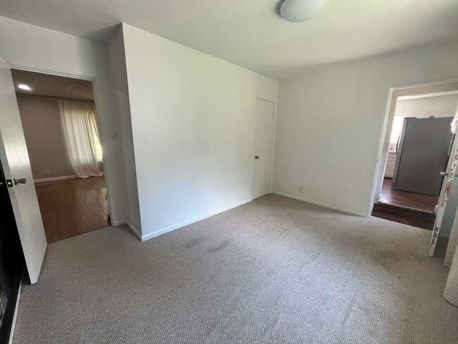 Building Photo - Spacious 3 bedroom 1.5 bathroom House