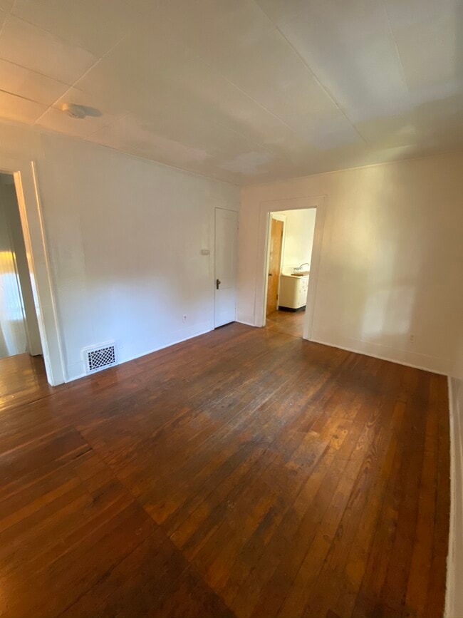 Building Photo - Private Room 714