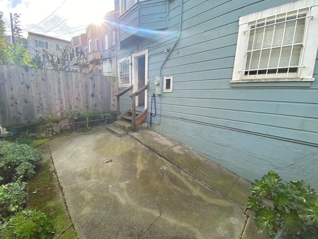 Building Photo - Epic REA - Spacious Light-filled Corner House 4BD/ 2BA