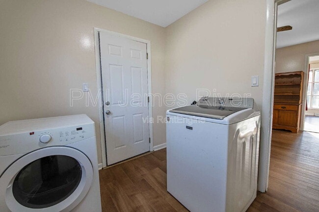 Building Photo - 919 Laurel Rd