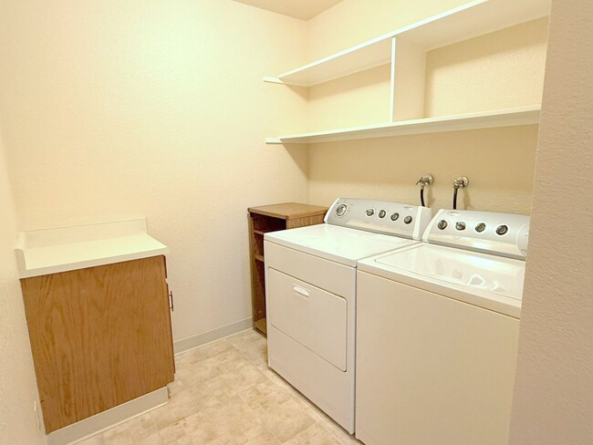 Building Photo - Awesome Location Close to Downtown Pleasanton Main St ! Detached One Story Home ! New Paint ! New...