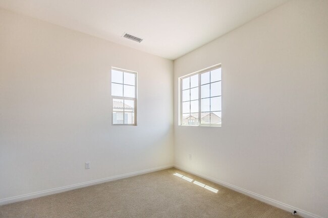 Building Photo - 4BD/3BA/2Garage Two Story Highly upgraded ...