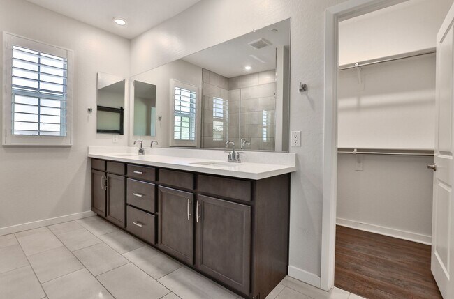 Building Photo - Gorgeous 4bed/3 bath End Unit Condo in Gil...