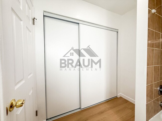 Building Photo - 13129 Oxnard St