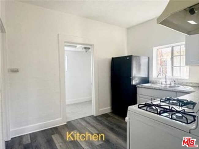 Building Photo - 204 W 52nd Pl