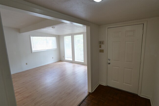 Building Photo - 5231 Beechnut St