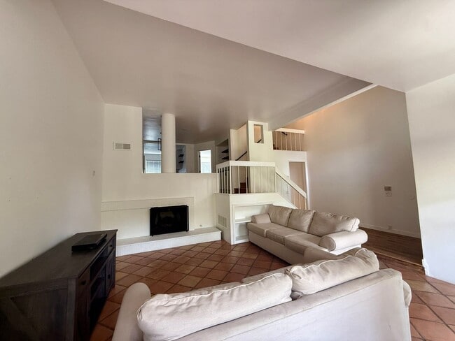 Building Photo - Beautiful 3 bedroom (2 bed + den/office) t...