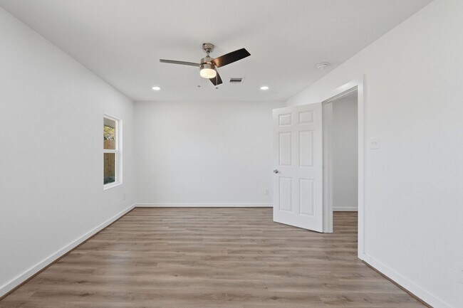Building Photo - 5962 Ridgeway Dr