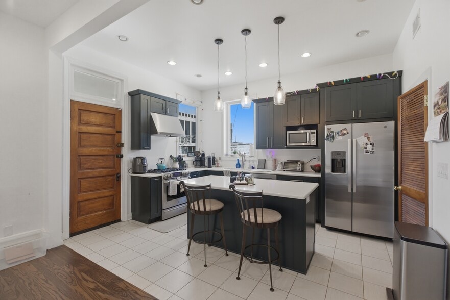 Building Photo - 850 W Oakdale Ave