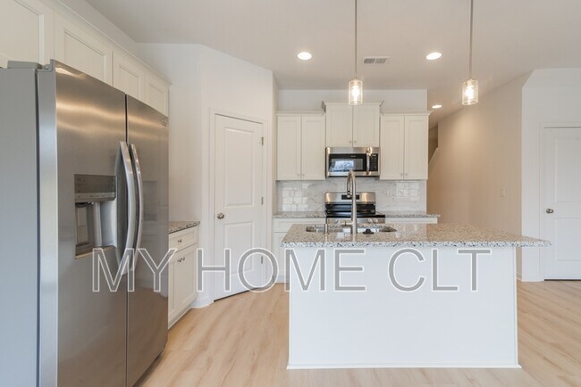 Building Photo - 2719 Capitol Dr