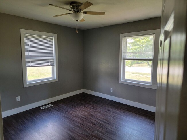Building Photo - Awesome Remodeled  3 bedroom 2 bath single...