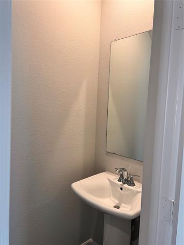 Building Photo - 900 Portina Dr