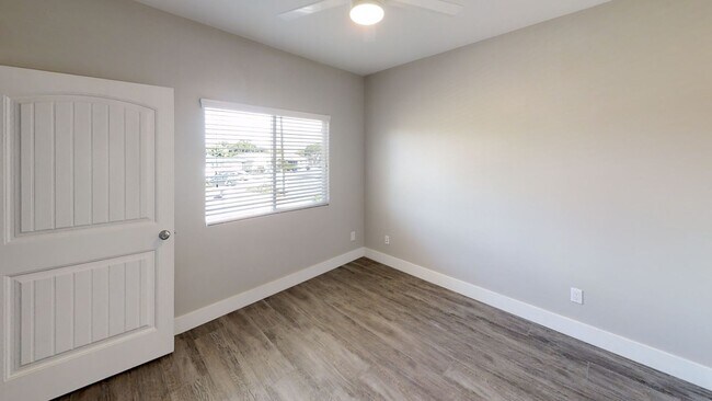 Building Photo - 7BD/5BA, LOTS of Parking!! (Lease out, pen...