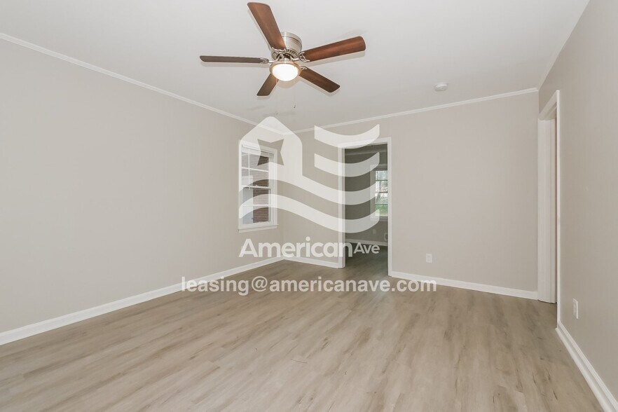 Building Photo - 3215 Commodore Dr