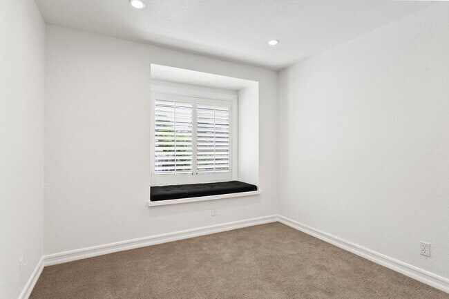 Building Photo - Beautiful 4-Bedroom Home with Private Pool...