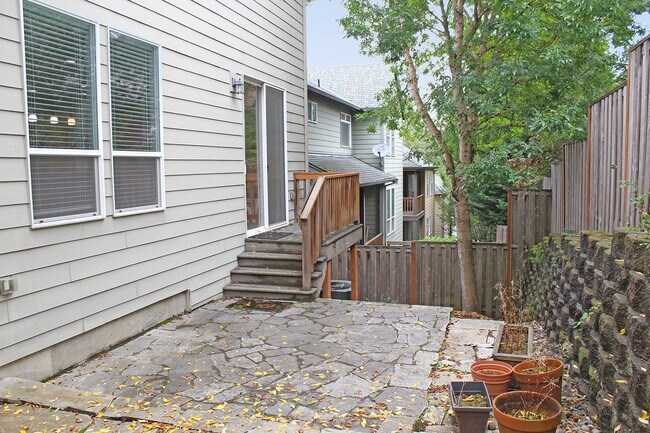 Building Photo - Spacious 4 BDR Legend & Renaissance Constr...