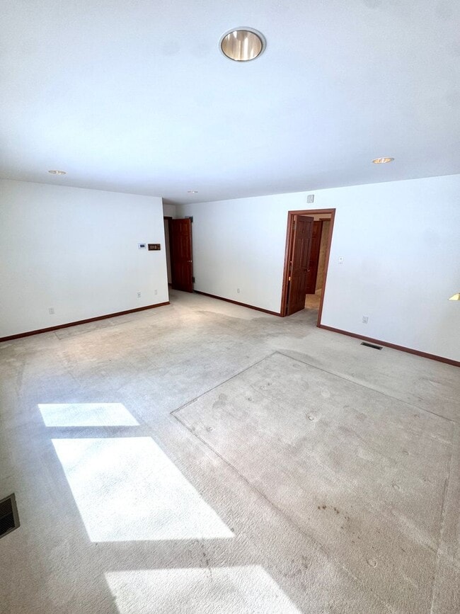 Building Photo - GRAND FIVE BEDROOM HOME