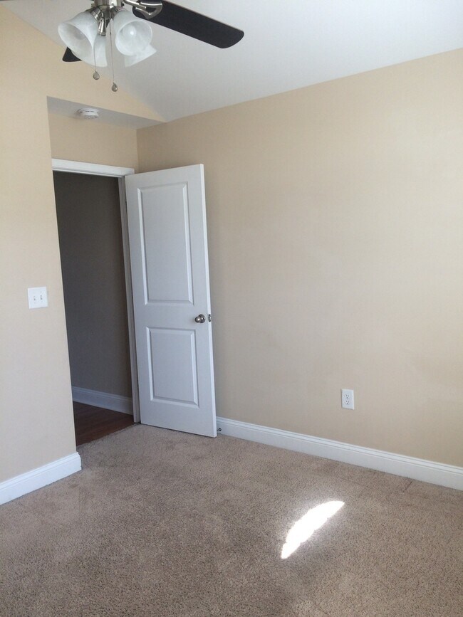 Building Photo - Available in September: 4 Bedroom 2 Bathro...