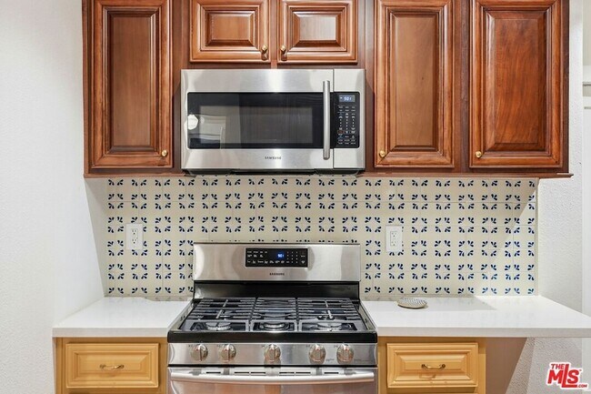 Building Photo - 1458 W 48th St