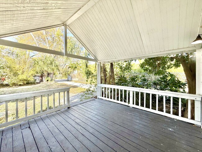 Building Photo - 713 Smith St