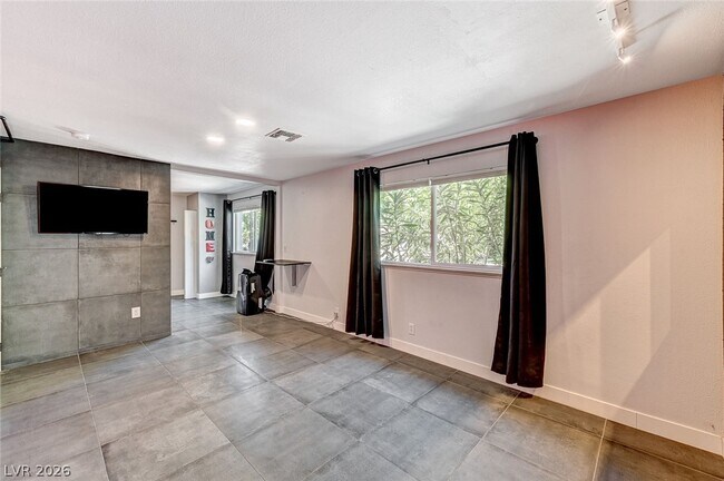 Building Photo - 4153 Woodcrest Rd