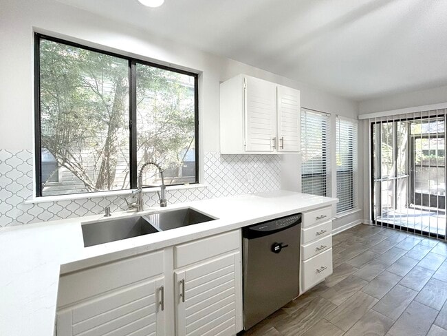 Building Photo - 3 N Mossrock Rd