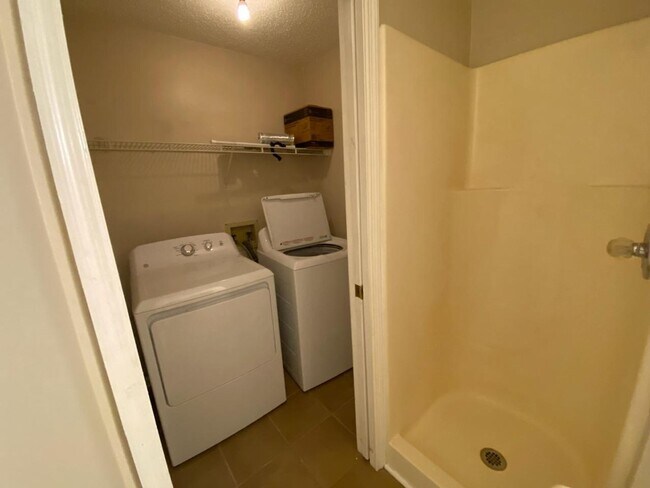 Building Photo - AWESOME 2 BEDROOM CONDO IN PARKWAY HEIGHTS...