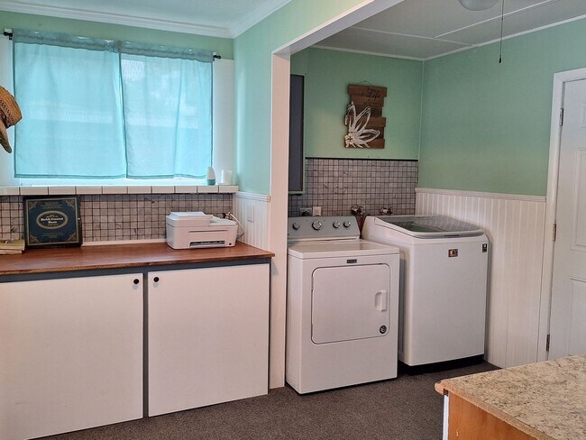 Building Photo - LOCATION LOCATION MAINLAND NEW SMYRNA BEACH!