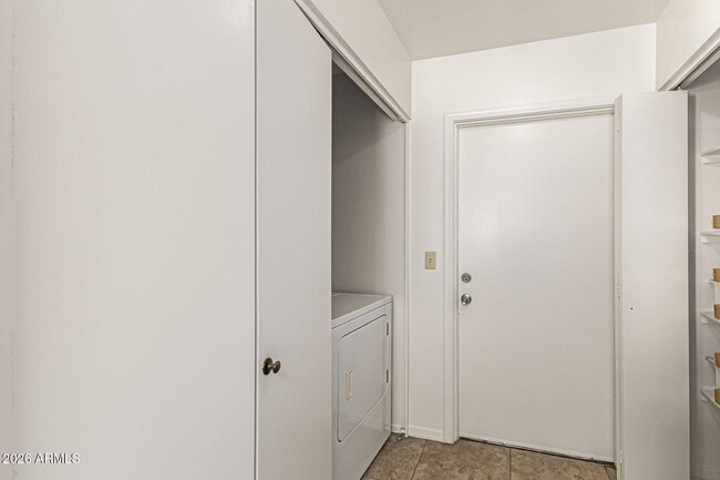 Building Photo - 8820 W Alice Ave