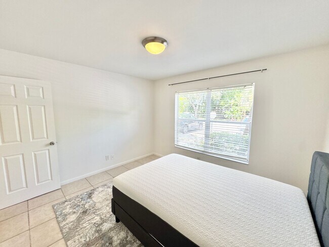 Building Photo - ** KINGS LAKE ** 2 BED / 2 BATH - CONDO - ...