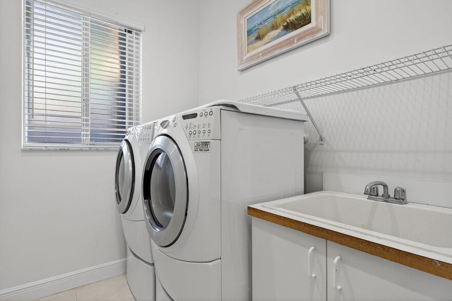 Building Photo - 513 S Riverside Dr