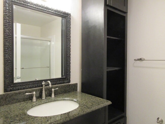 Building Photo - 615 Brookview Way