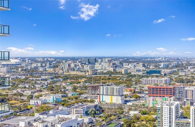 Building Photo - 700 NE 24th St