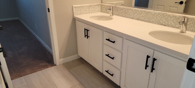 Building Photo - Gorgeous 4 bedroom 3 bath in Fiddyment Farm