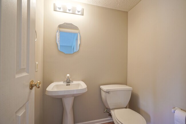 Building Photo - 14931 Silver Thorne Way