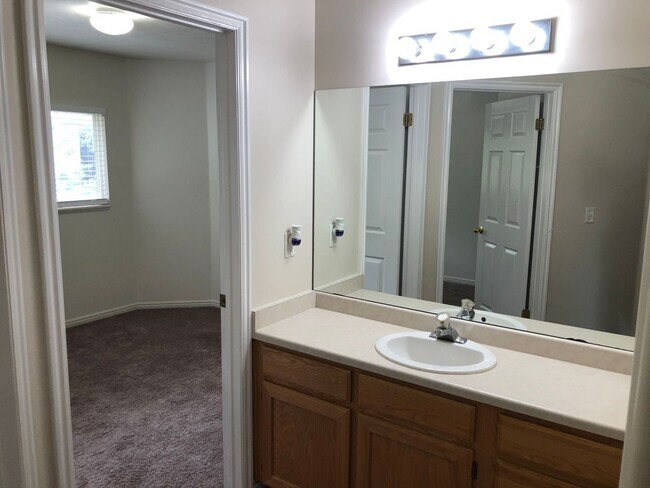 Building Photo - West Jordan Townhouse