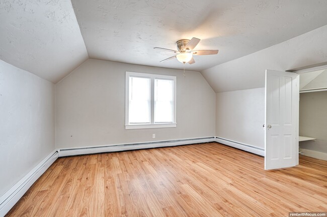 Building Photo - 211 Oak St
