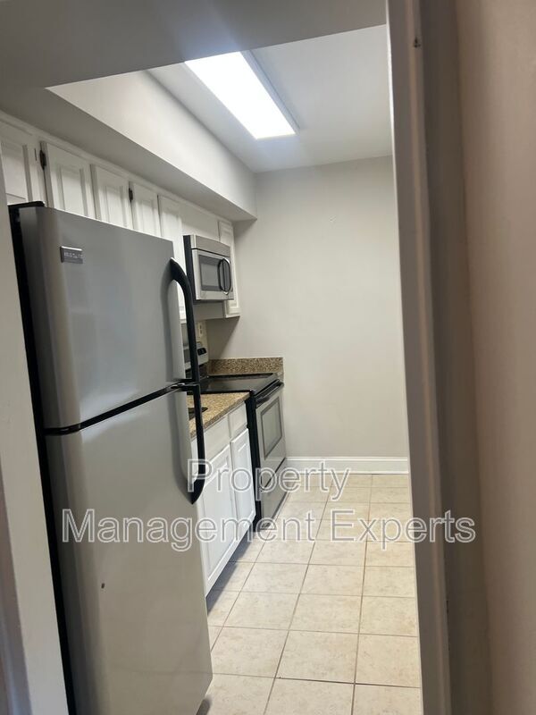 Building Photo - 1322 Fort Myer Dr